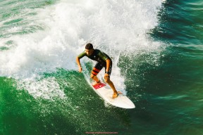 龙珠直播-人民网点评英超球员辱华事件：媒体态度与舆论解读